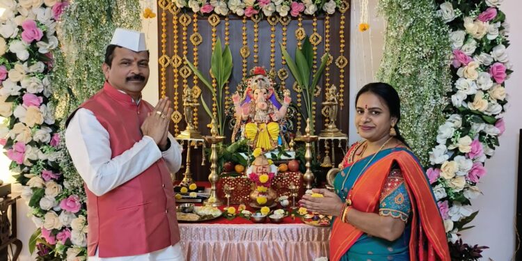 जिल्हाधिकारी दिलीप स्वामी यांच्या निवासस्थानी वाजत गाजत आले गणराया ; उत्साही वातावरणात प्रतिष्ठापना