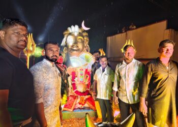इच्छा भगवंताची गणेशोत्सव मंडळाच्या श्रींची प्रतिष्ठापना ; भव्य मिरवणुकीत भगवान शंकरांचा महाकाल रूप सजावटीने लक्ष वेधले लक्ष