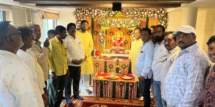 खा. प्रणिती शिंदेंच्या घरातील बाप्पांचे बंदपट्टे मित्रपरिवाराने घेतले दर्शन