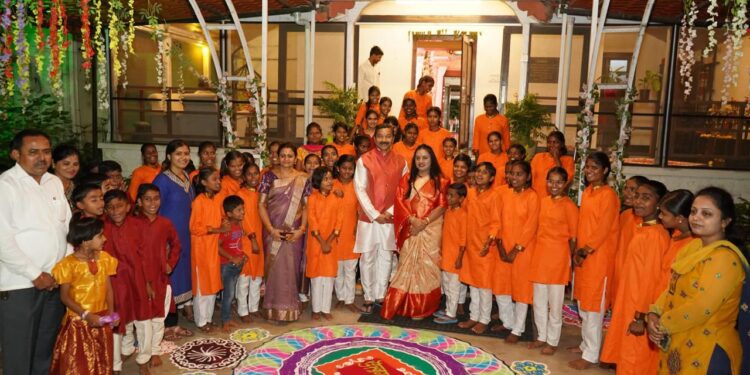 जिल्हाधिकारी यांच्या शासकीय बंगल्यातील भोजनाने अनाथ बालके तृप्त ..! आदर्श उपक्रम