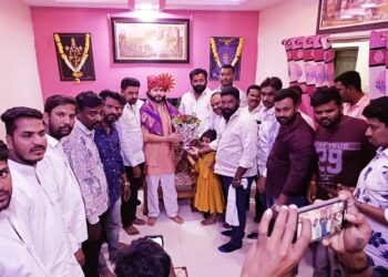 ‘शहर मध्य’ सुशीलकुमार शिंदेंकडून नातवाला प्रेझेंट करण्याचा प्रयत्न ; गणेश मंडळांना भेटी