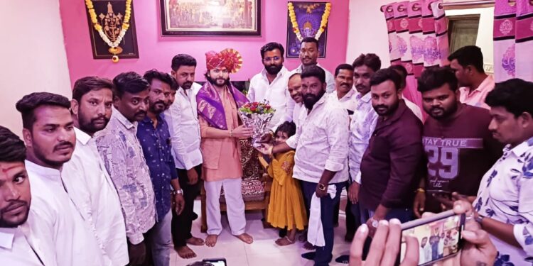 ‘शहर मध्य’ सुशीलकुमार शिंदेंकडून नातवाला प्रेझेंट करण्याचा प्रयत्न ; गणेश मंडळांना भेटी