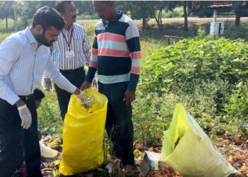सोलापुरात आयएएस अधिकाऱ्यांनी केली हातात झाडू घेऊन साफसफाई ; सीईओ कुलदीप जंगम झाले स्वच्छता मोहिमेत सहभागी