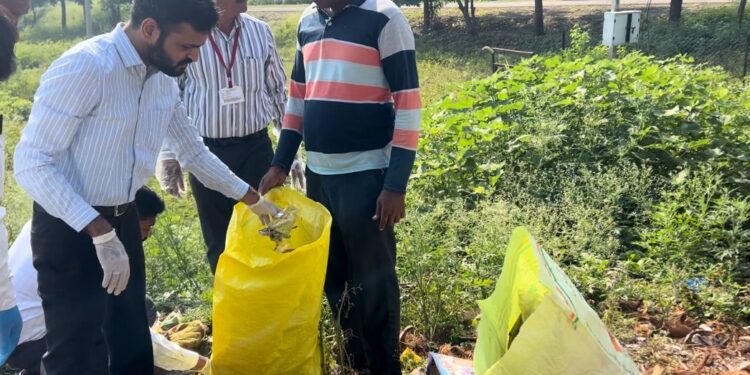 सोलापुरात आयएएस अधिकाऱ्यांनी केली हातात झाडू घेऊन साफसफाई ; सीईओ कुलदीप जंगम झाले स्वच्छता मोहिमेत सहभागी