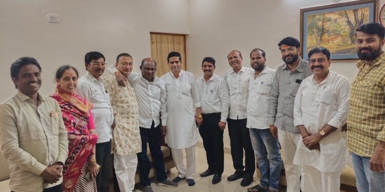 आ. विजयकुमार देशमुखांच्या पक्षातील विरोधकांची वज्रमूठ ; विधानसभेसाठी एकत्र