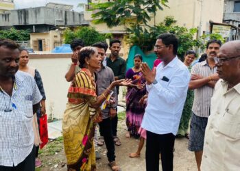 काडादी ग्रामीण भागात तर महादेव कोगनुरे शहरी भागात नागरिकांच्या भेटीला ; लिंगायत नेत्यांमध्ये रस्सीखेच