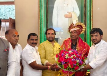 संतोष पवार, किसन जाधवांसह उमेश पाटील समर्थक ही राजन पाटलांच्या सत्काराला ; मोहोळचे मालक म्हणून बांधला फेटा