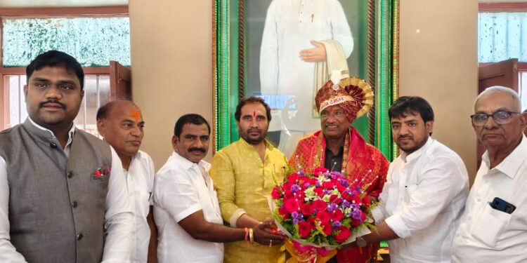 संतोष पवार, किसन जाधवांसह उमेश पाटील समर्थक ही राजन पाटलांच्या सत्काराला ; मोहोळचे मालक म्हणून बांधला फेटा