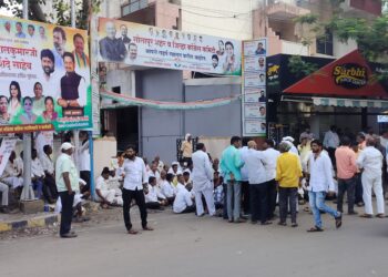 म्हेत्रेंच्या विरोधातील आंदोलनाने काँग्रेसला टेन्शन ; शेतकऱ्यांनी साधला करेक्ट टायमिंग