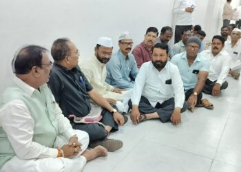 जिल्हा परिषद सीईओ यांच्या कार्यालयाबाहेर निदर्शने ; कुलदीप जंगम यांनी दहा मिनिटात आंदोलकांना केले शांत