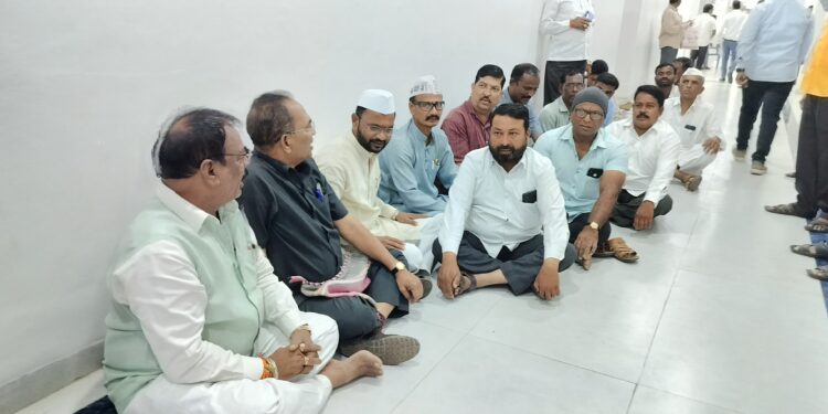 जिल्हा परिषद सीईओ यांच्या कार्यालयाबाहेर निदर्शने ; कुलदीप जंगम यांनी दहा मिनिटात आंदोलकांना केले शांत