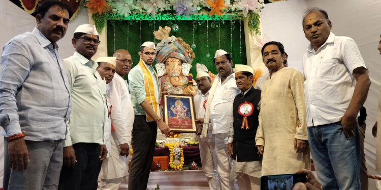 जिल्हाधिकारी कुमार आशीर्वाद यांच्या हस्ते मानाच्या कसबा गणपतीची महापूजा