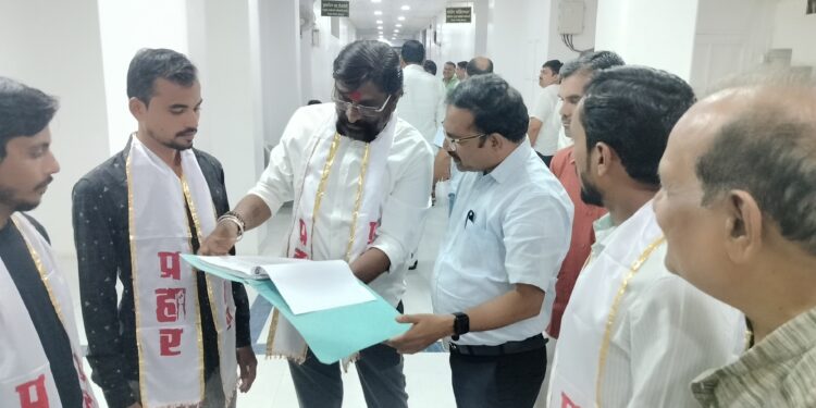 “तुम्ही मुसलमानांना त्रास देता” कुलकर्णींचा प्रहार “मी मराठा म्हणून मला त्रास” शिक्षणाधिकारी ‘ताप’ले !