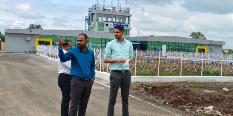 सोलापूर विमानतळ पाहणीसाठी डीजीसीए टीम दोन दिवस सोलापुरात ; जिल्हाधिकारी कुमार आशीर्वाद यांच्याकडून विमानतळाची पूर्व पाहणी