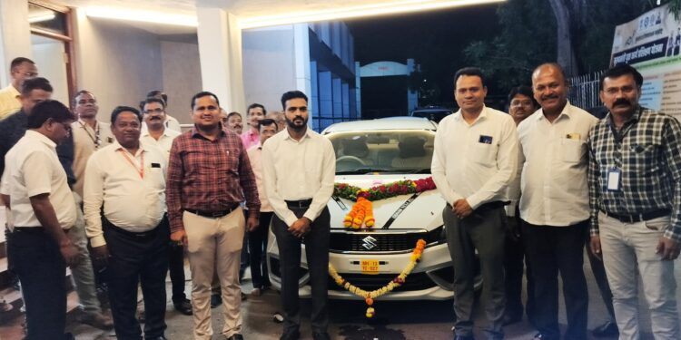 सोलापूर झेडपीच्या ताफ्यात आणखी एक ciaz दाखल ; सीईओ जंगम यांनी केले पूजन