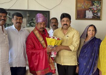 खासदार धैर्यशील मोहिते पाटील व उमेश पाटलांची पुण्यात भेट ; उमेश पाटलांचा तुतारीच्या दिशेने प्रवास