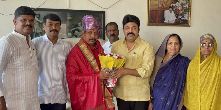 खासदार धैर्यशील मोहिते पाटील व उमेश पाटलांची पुण्यात भेट ; उमेश पाटलांचा तुतारीच्या दिशेने प्रवास