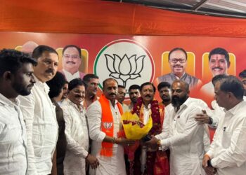 विजय देशमुखांना शुभेच्छा नंतर सचिन कल्याणशेट्टी सिध्देश्वर दर्शनाला ; हा फोटो बराच काही सांगून गेला