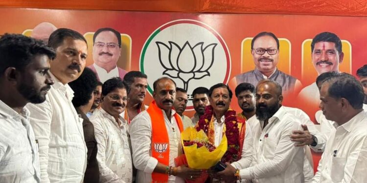 विजय देशमुखांना शुभेच्छा नंतर सचिन कल्याणशेट्टी सिध्देश्वर दर्शनाला ; हा फोटो बराच काही सांगून गेला