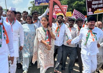 सोलापुरात  खा.प्रणिती शिंदे खांद्यावर नांगर घेऊन मोर्चा सहभागी  ; महाविकास आघाडीचा शेतकऱ्यांसाठी संग्राम ; विराट मोर्चाने वेधले लक्ष