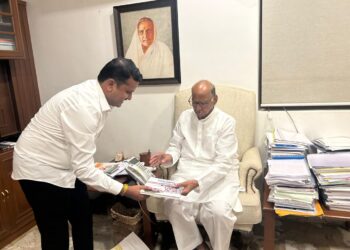 तुतारी हाती घेण्यासाठी पवारांचा संतोष शरद पवारांच्या भेटीला