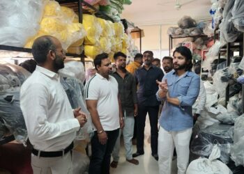 शिखर पहारीया यांच्या वागण्यात बोलण्यात सुशीलकुमारांची  झलक ; सोलापुरात अनेकांना दिला मदतीचा हात