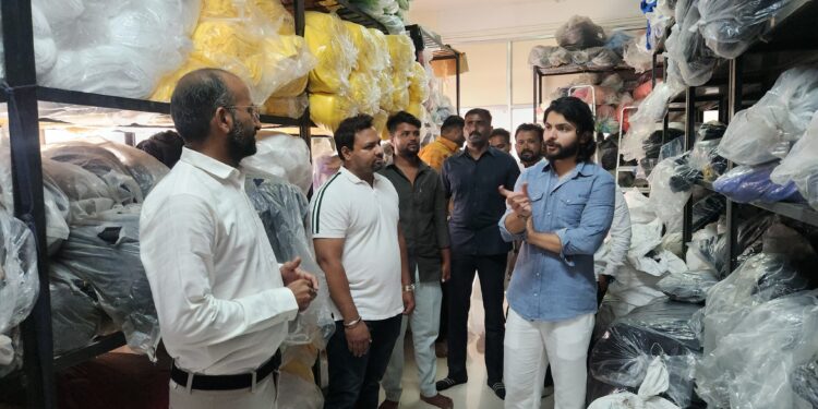 शिखर पहारीया यांच्या वागण्यात बोलण्यात सुशीलकुमारांची झलक ; सोलापुरात अनेकांना दिला मदतीचा हात