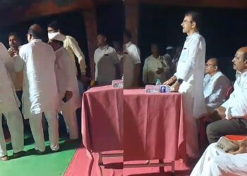 दक्षिण मध्ये धर्मराज काडादी यांच्या सभेत शेतकऱ्यांचा गोंधळ ; ऊस बिलासाठी शेतकरी आक्रमक