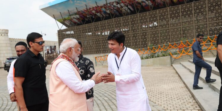 “तुम चंद्राम गुरुजी के पोते हो क्या” ; पंतप्रधान नरेंद्र मोदी यांच्या भेटीचा तो क्षण सचिन चव्हाण यांच्यासाठी अविस्मरणीय