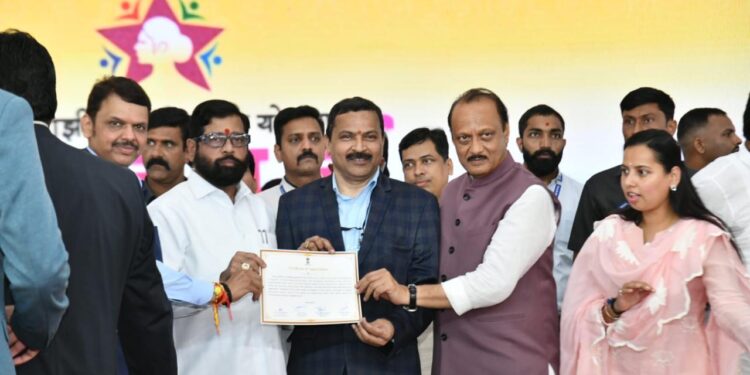 अभिनंदन ! जिल्हाधिकारी दिलीप स्वामी यांचा विशेष सत्कार