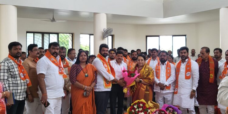 सोलापुरात एकनाथ भाईंची शिवसेना एकवटली ! सोलापुरातील पाच जागांवर दावा ; दोन इच्छुकांमध्ये सीएम ‘सुवर्ण मध्य’ काढणार का?