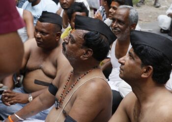 सोलापुरात हे अर्धनग्न आंदोलन झाले कशासाठी