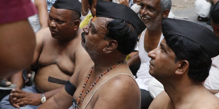 सोलापुरात हे अर्धनग्न आंदोलन झाले कशासाठी