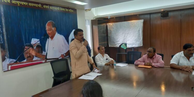 संतोष पवार यांना मार्ग सापडला ; दक्षिण साठी दिली मुलाखत ; शरद पवारांसमोर दमदार सादरीकरण