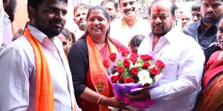 शिवसेना प्रवक्त्या ज्योती वाघमारे यांच्या संपर्क कार्यालयाचे थाटात उद्घाटन ; सांगोल्याच्या बापूंनी वाढवली शान