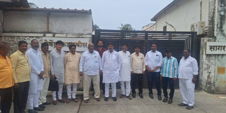 सुभाष देशमुखांना सोडून कुणालाही उमेदवारी द्या ; नाराज गट भेटला फडणवीसांना; तिथे काय घडले