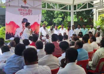 “अजित दादाला सोडा” उमेश पाटलांच्या बैठकीत कार्यकर्त्यांनी अंगावर ओतून घेतलं पेट्रोल ; “उमेश दादा तुतारीत चला अशी आर्त हाक