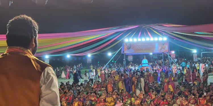 सोलापुरात पद्मशाली समाजाच्या हजारों बहिणी मनिष अण्णांच्या कार्यावर खुश ; काळजे यांनी असे काय केले