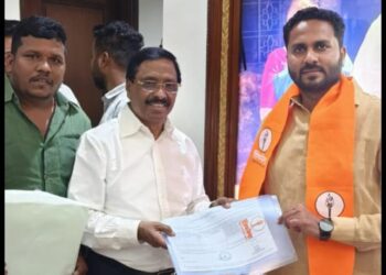 ब्रेकिंग : दक्षिणमधून शिवसेनेचे अमर पाटील यांना उमेदवारी? एबी फॉर्म चे फोटो ही पडले