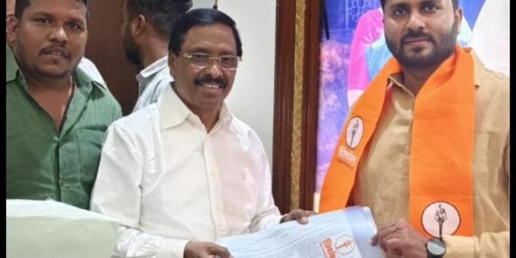 ब्रेकिंग : दक्षिणमधून शिवसेनेचे अमर पाटील यांना उमेदवारी? एबी फॉर्म चे फोटो ही पडले