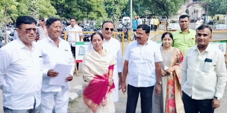 ब्रेकिंग : शहर उत्तर मध्ये भाजपला धक्का ; काँग्रेसच्या नेत्या सोबत महापौर शोभा बनशेट्टी यांचा अर्ज दाखल ; हा साधला मुहूर्त