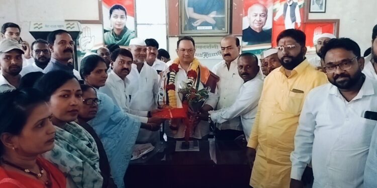 काँग्रेस जिल्हाध्यक्ष धवलसिंह मोहिते पाटील यांचे जंगी स्वागत ; 29 ऑक्टोबर पर्यंत थांबा, गडबड करू नका