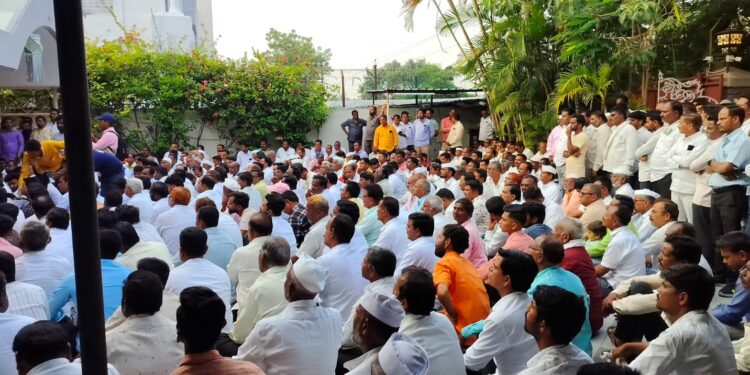 “करू किंवा मरू पण, दिलीप मानेंना आमदार करू” ; मानेंच्या बंगल्या समोर हजारों कार्यकर्त्यांसाठी ठिय्या