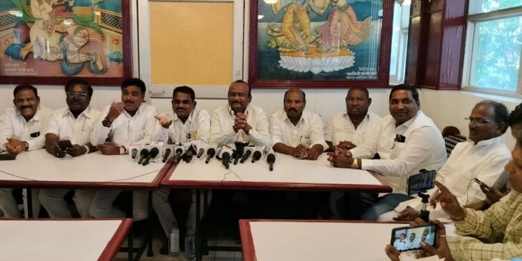 ब्रेकींग : काँग्रेसच्या मोची समाजातील 28 पदाधिकाऱ्यांचे सामूहिक राजीनामे ; शहर मध्य मधून उमेदवारी द्या अन्यथा….