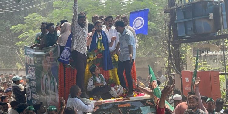 सोलापुरात एमआयएमच्या रॅलीने वेधले लक्ष ; फारूक शाब्दी यांचे शक्ती प्रदर्शनाने अर्ज दाखल