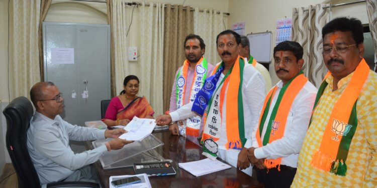 “ज्याला स्वतःचा पक्ष नाही, वर्षातून चार वेळा पक्ष बदलतो” महेश कोठेंवर विजय देशमुख यांची टीका ; मालकांचा उमेदवारी अर्ज दाखल