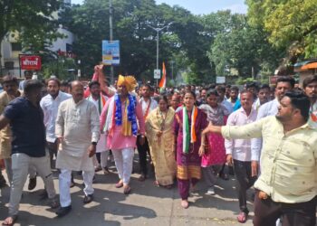 काँग्रेसच्या चेतन नरोटे यांचा शक्ती प्रदर्शनाने अर्ज ; खासदार प्रणिती शिंदेंची उपस्थिती ; “तीन भाई के साथ भाऊ अंदर”