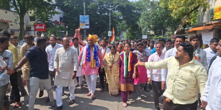 काँग्रेसच्या चेतन नरोटे यांचा शक्ती प्रदर्शनाने अर्ज ; खासदार प्रणिती शिंदेंची उपस्थिती ; “तीन भाई के साथ भाऊ अंदर”