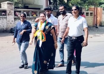 सोलापुरात गोल्डन नगरसेविकेने भरला अपक्ष अर्ज ; “पंधरा वर्षे त्या ताईला दिले, पाच वर्षे मला द्या” पहा कसा विकास करते