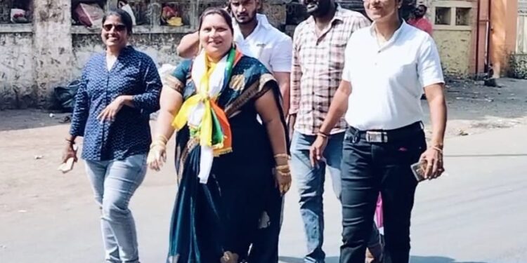 सोलापुरात गोल्डन नगरसेविकेने भरला अपक्ष अर्ज ; “पंधरा वर्षे त्या ताईला दिले, पाच वर्षे मला द्या” पहा कसा विकास करते